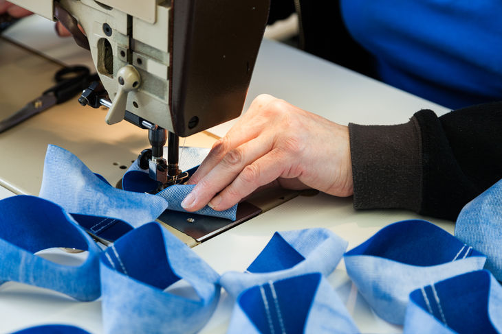 Nähen von blauen Filtertüchern an Industrienähmaschine, Handarbeit, Textilfertigung Nähen von blauen Filtertüchern an Industrienähmaschine, Handarbeit, Textilfertigung
