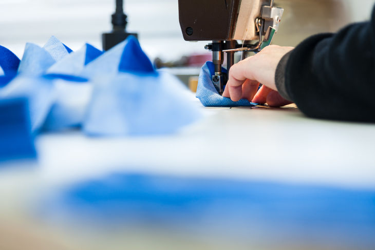Herstellung von Industriefilter mit Nähmaschine, Nahaufnahme, blaue Filtermaterialien Herstellung von Industriefilter mit Nähmaschine, Nahaufnahme, blaue Filtermaterialien