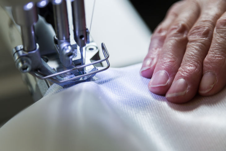 Detailaufnahme: Hand näht weißen Filterstoff mit Industrienähmaschine, Filtersack-Herstellung Detailaufnahme: Hand näht weißen Filterstoff mit Industrienähmaschine, Filtersack-Herstellung