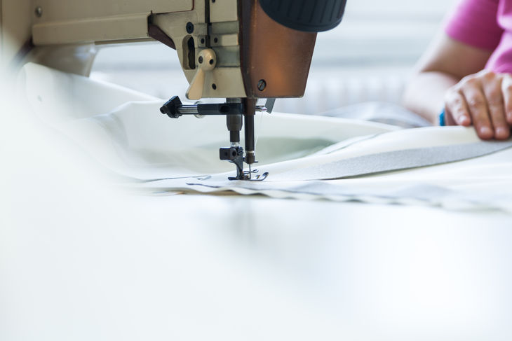 Industrielle Nähmaschine näht Filtergewebe für Filtertücher oder Filtersäcke Industrielle Nähmaschine näht Filtergewebe für Filtertücher oder Filtersäcke