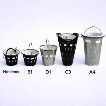 Größenvergleich Filtereimer Set Hofeimer, B2, D1, C3 und A4 mit Filtereinsatz für industrielle Wasserfiltration Größenvergleich Filtereimer Set Hofeimer, B2, D1, C3 und A4 mit Filtereinsatz für industrielle Wasserfiltration