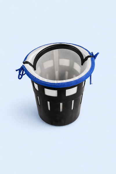 Innenansicht eines Filtereimers mit 70 Mikron Hofeimer Filtereinsatz zur Filtration von Kunststoffgranulat Innenansicht eines Filtereimers mit 70 Mikron Hofeimer Filtereinsatz zur Filtration von Kunststoffgranulat