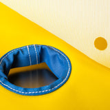 Filtertuch Kammerfilterpresse mit rundem Ausschnitt und blauem verstärktem Rand mit sichtbaren Nähten im Detail Filtertuch Kammerfilterpresse mit rundem Ausschnitt und blauem verstärktem Rand mit sichtbaren Nähten im Detail