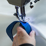 Filtertuch Kammerfilterpresse Multifil 7L während der Verarbeitung mit blauer Schlaufe und sichtbaren Nähten an Gewebe Filtertuch Kammerfilterpresse Multifil 7L während der Verarbeitung mit blauer Schlaufe und sichtbaren Nähten an Gewebe