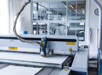 Laserschneiden Textilien Dienstleistung Laserschneiden Textilien Dienstleistung mit Schneidmaschine und Bediengerät Laserschneiden Textilien Dienstleistung Laserschneiden Textilien Dienstleistung mit Schneidmaschine und Bediengerät