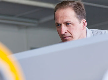 Laserschneiden Textilien Dienstleistung Laserschneiden Textilien Dienstleistung mit Person hinter Maschinengehäuse Laserschneiden Textilien Dienstleistung Laserschneiden Textilien Dienstleistung mit Person hinter Maschinengehäuse