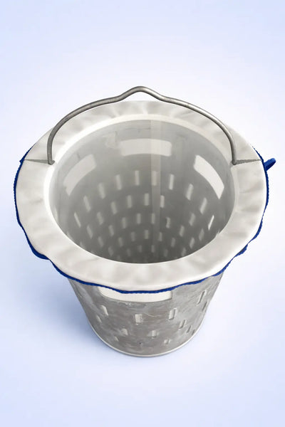 Innenansicht eines Metall Pelletfilters A4 mit 70 Mikron Filtereinsatz zur Filtration von Kunststoffgranulat Innenansicht eines Metall Pelletfilters A4 mit 70 Mikron Filtereinsatz zur Filtration von Kunststoffgranulat
