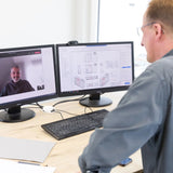Beratung Filtertechnik Fachliche Beratung Person vor zwei Monitoren mit Videogespraech und technischen Zeichnungen Beratung Filtertechnik Fachliche Beratung Person vor zwei Monitoren mit Videogespraech und technischen Zeichnungen