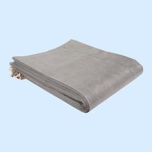 Filtersack Schlammentwässerung Classic als gefalteter grauer Stapel mit sichtbarer Nahtlinie und mehrlagigen Kanten Filtersack Schlammentwässerung Classic als gefalteter grauer Stapel mit sichtbarer Nahtlinie und mehrlagigen Kanten