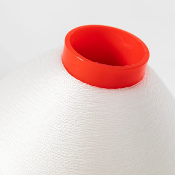 Nähgarn Filter Reparatur Nähgarn Filter Reparatur mit roter Spulenöffnung und weißem aufgewickeltem Faden Detail Nähgarn Filter Reparatur Nähgarn Filter Reparatur mit roter Spulenöffnung und weißem aufgewickeltem Faden Detail