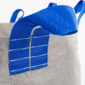 Sickerschacht Filtersack Regenwasser Sickerschacht-Filtersack für Regenwasser & Versickerung mit blauer Schlaufe Detail Sickerschacht Filtersack Regenwasser Sickerschacht-Filtersack für Regenwasser & Versickerung mit blauer Schlaufe Detail