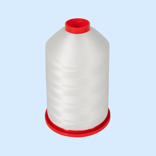 Nähgarn Filter Reparatur Nähgarn Filter Reparatur als weiße Garnspule mit rotem Kunststoffkern