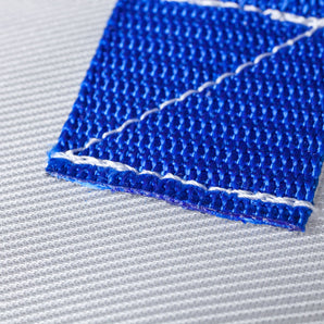 Detailaufnahme des Polypropylen Filtergewebes mit Verstärkungsnaht und Lasche für Ionenaustauscher Filterbeutel in der industriellen Wasseraufbereitung