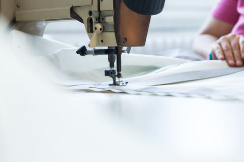 Industrielle Nähmaschine näht Filtergewebe