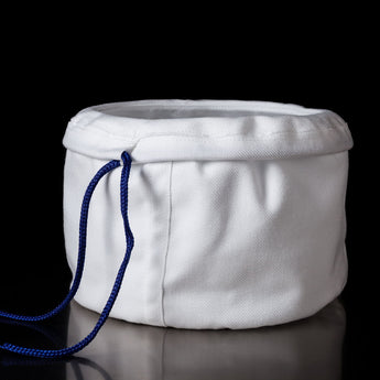 Filtersack Zentrifuge 25my als zylindrischer weißer Filtersack mit umgeschlagenem Rand und blauer Kordel