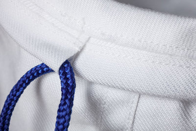 Filtersack Zentrifuge 25my mit umgeschlagenem Rand, sichtbarer Naht und blauer Kordel in Detailansicht