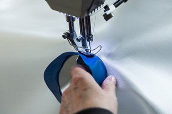 Filtertuch Kammerfilterpresse Multifil 7L während der Verarbeitung mit blauer Schlaufe und sichtbaren Nähten an Gewebe
