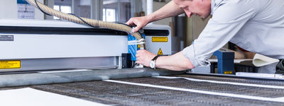 Laserschneiden Textilien Dienstleistung Laserschneiden Textilien Dienstleistung mit Maschine und flacher Arbeitsfläche