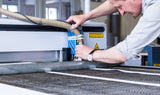 Laserschneiden Textilien Dienstleistung Laserschneiden Textilien Dienstleistung mit Maschine und flacher Arbeitsfläche