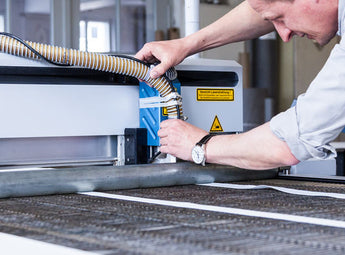 Laserschneiden Textilien Dienstleistung Laserschneiden Textilien Dienstleistung mit Maschine und flacher Arbeitsfläche