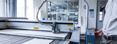 Laserschneiden Textilien Dienstleistung Laserschneiden Textilien Dienstleistung mit Schneidmaschine und Bediengerät