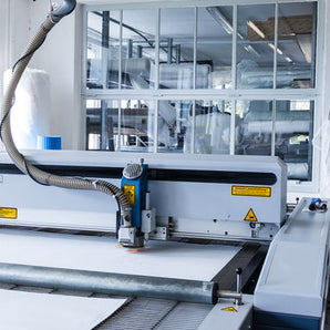 Laserschneiden Textilien Dienstleistung Laserschneiden Textilien Dienstleistung mit Schneidmaschine und Bediengerät