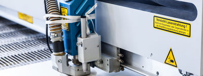 Laserschneiden Textilien Dienstleistung Laserschneiden Textilien Dienstleistung mit Maschinenkopf und Schlauchleitungen