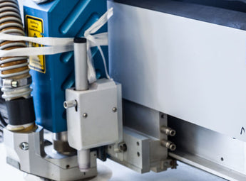 Laserschneiden Textilien Dienstleistung Laserschneiden Textilien Dienstleistung mit Maschinenkopf und Schlauchleitungen