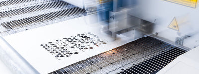 Laserschneiden Textilien Dienstleistung Laserschneiden Textilien Dienstleistung mit weißer Platte und runden Ausschnitten