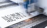Laserschneiden Textilien Dienstleistung Laserschneiden Textilien Dienstleistung mit weißer Platte und runden Ausschnitten
