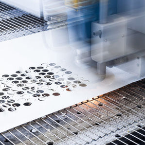 Laserschneiden Textilien Dienstleistung Laserschneiden Textilien Dienstleistung mit weißer Platte und runden Ausschnitten