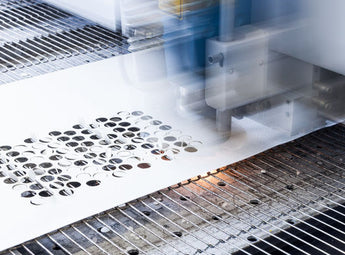 Laserschneiden Textilien Dienstleistung Laserschneiden Textilien Dienstleistung mit weißer Platte und runden Ausschnitten