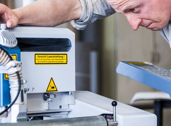 Laserschneiden Textilien Dienstleistung Laserschneiden Textilien Dienstleistung mit Steuergerät und Maschinengehäuse