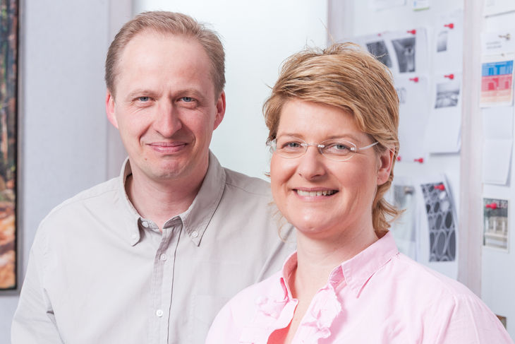 Winkler Filtertechnik Inhaber Dirk Schroer und Christiane Schroer als Portraetfoto im Innenraum vor Pinnwand