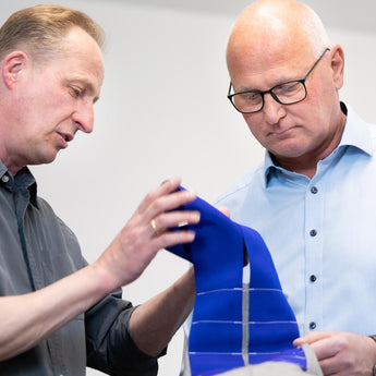 Beratung Filtertechnik Fachliche Beratung zwei Personen prüfen blaues Gurtband mit weißen Nähten im Innenraum