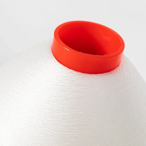 Nähgarn Filter Reparatur Nähgarn Filter Reparatur mit roter Spulenöffnung und weißem aufgewickeltem Faden Detail
